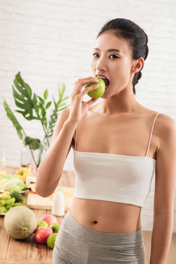 快乐女人吃苹果图片