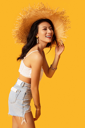 头戴遮阳帽的快乐女人肖像照片