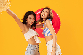 拿游泳圈的快乐闺蜜图片