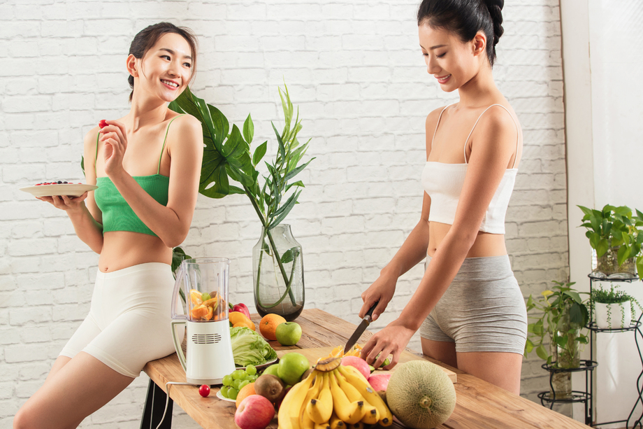 年轻闺蜜在家吃水果图片