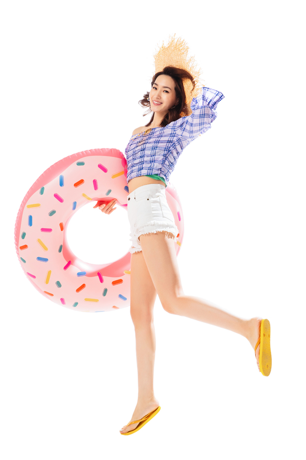 拿着游泳圈的快乐女人 拿着游泳圈的快乐女人