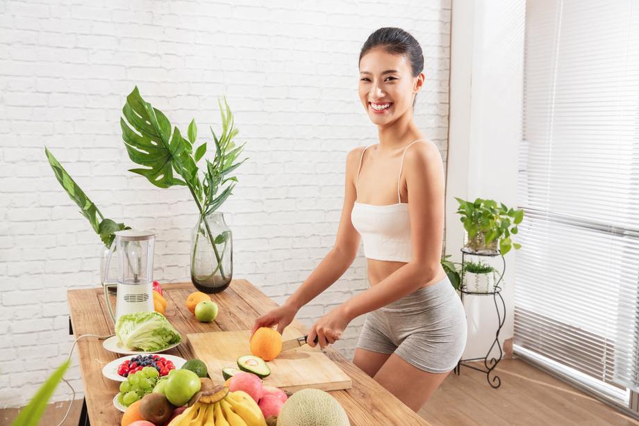 健康女人切水果图片