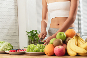 健康女人切水果图片