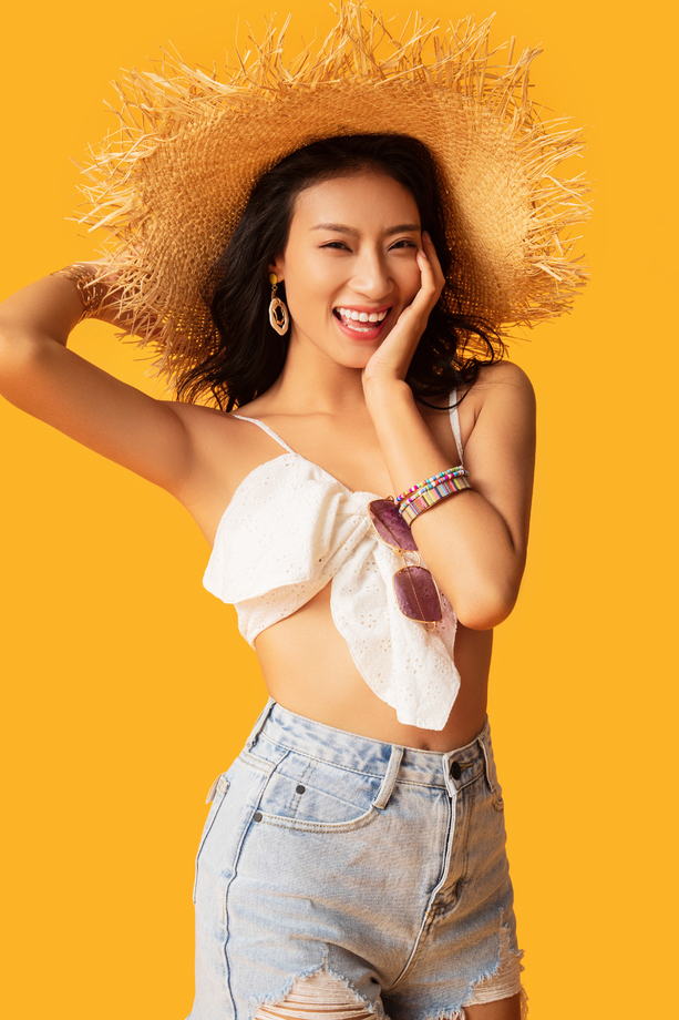 头戴遮阳帽的快乐女人肖像照片