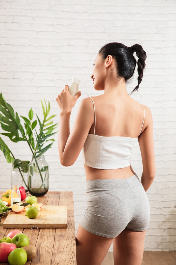 喝牛奶的健康女人背影 喝牛奶的健康女人背影