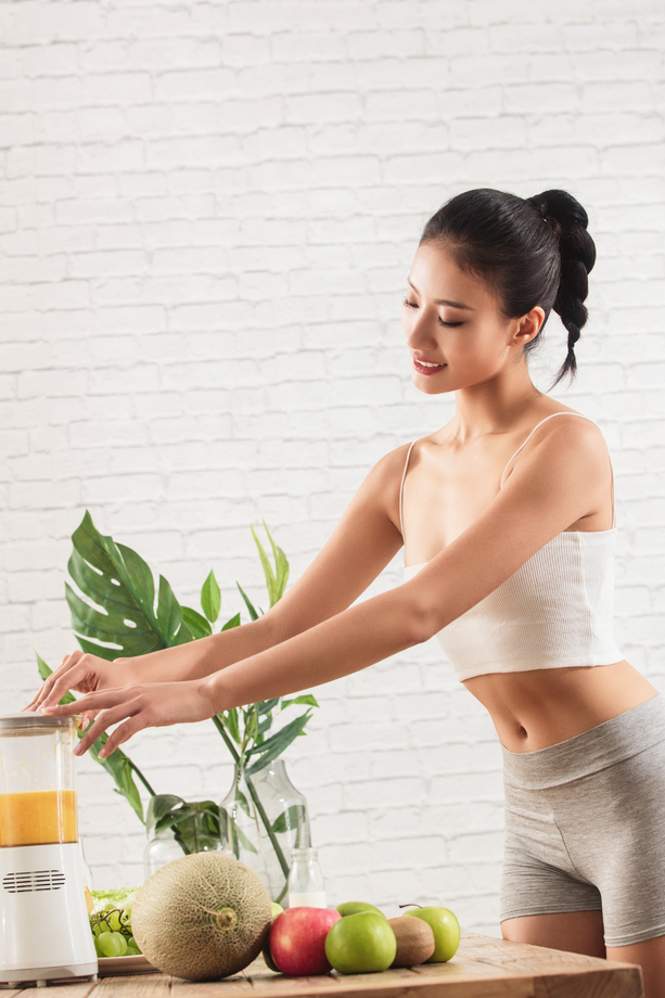 健康女人使用榨汁机图片