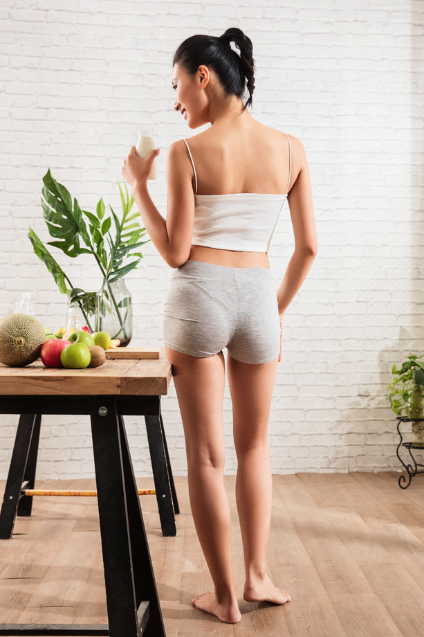 喝牛奶的健康女人背影 喝牛奶的健康女人背影