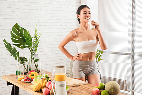 健康女人喝牛奶