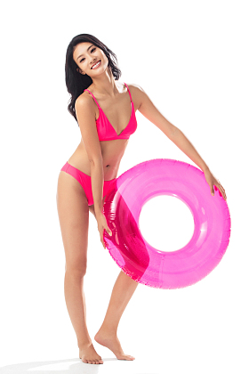 身穿比基尼的美女拿着游泳圈图片