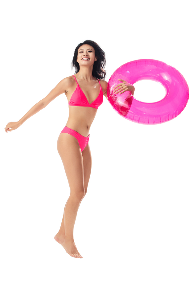 身穿比基尼的美女拿着游泳圈 身穿比基尼的美女拿着游泳圈