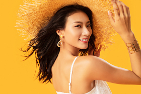 戴着遮阳帽的快乐女人肖像照片