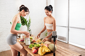 年轻闺蜜在线直播切水果