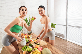 年轻闺蜜在家吃水果图片