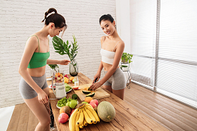 年轻闺蜜在家吃水果