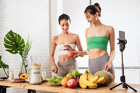 年轻闺蜜在线直播切水果图片