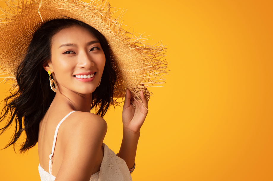 头戴遮阳帽的快乐女人肖像 头戴遮阳帽的快乐女人肖像