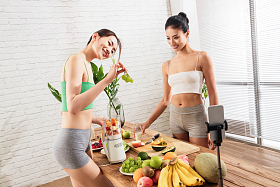 年轻闺蜜在线直播切水果图片