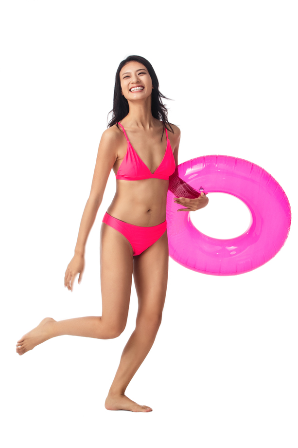 拿着游泳圈的比基尼美女图片 拿着游泳圈的比基尼美女图片