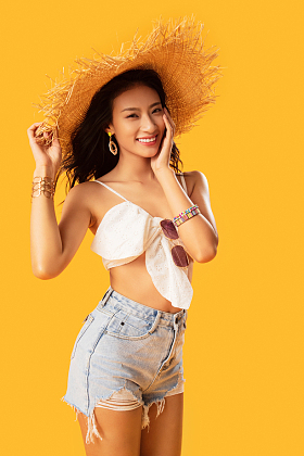 头戴遮阳帽的快乐女人肖像照片