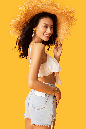 头戴遮阳帽的快乐女人肖像图片