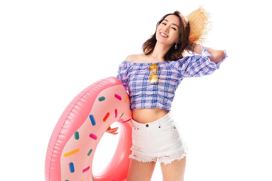 拿着游泳圈的快乐女人照片 拿着游泳圈的快乐女人照片