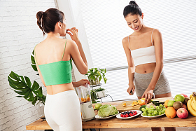 年轻闺蜜在家吃水果图片