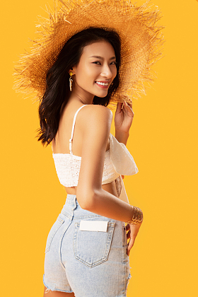 头戴遮阳帽的快乐女人肖像图片