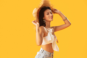 头戴遮阳帽的快乐女人肖像图片