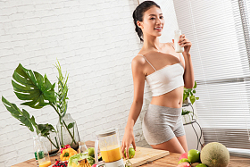 健康女人喝牛奶