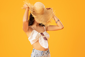 头戴遮阳帽的快乐女人肖像图片