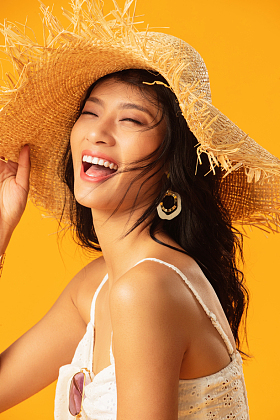 头戴遮阳帽的快乐女人肖像图片