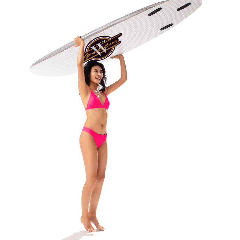 穿比基尼的美女拿着冲浪板图片 穿比基尼的美女拿着冲浪板图片