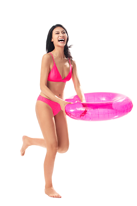 拿着游泳圈的比基尼美女图片