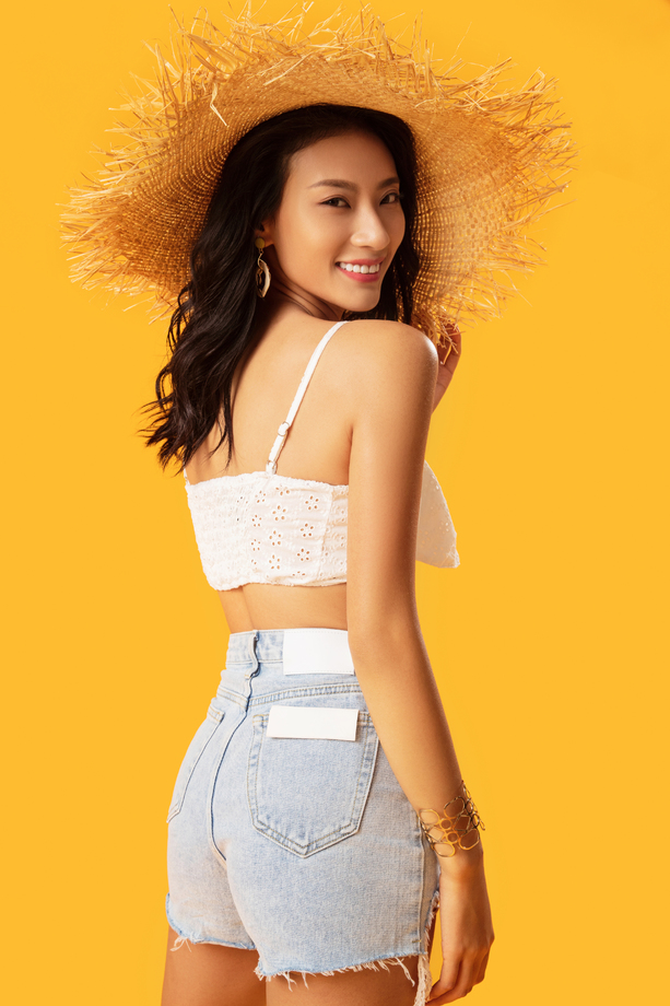 头戴遮阳帽的快乐女人肖像图片 头戴遮阳帽的快乐女人肖像图片