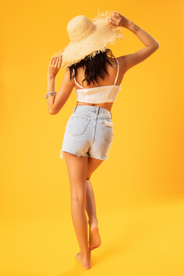 戴遮阳帽的美女背影 戴遮阳帽的美女背影