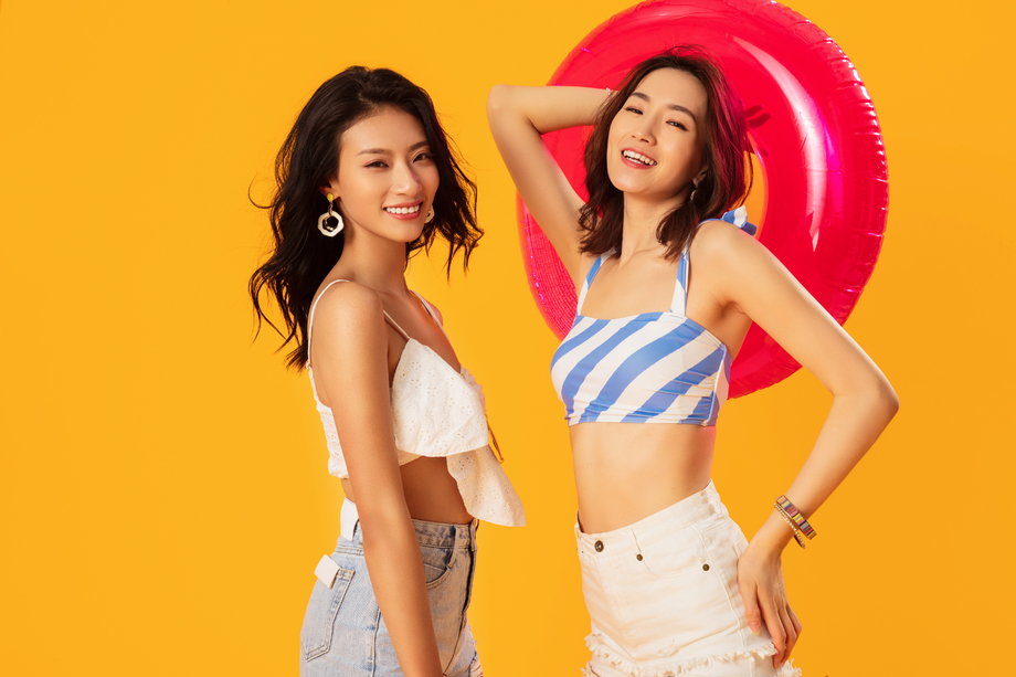 拿游泳圈的快乐闺蜜 拿游泳圈的快乐闺蜜