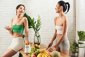 年轻闺蜜在家吃水果图片