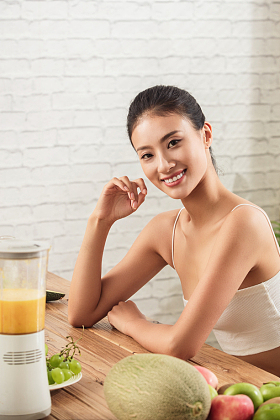 健康女人使用榨汁机图片