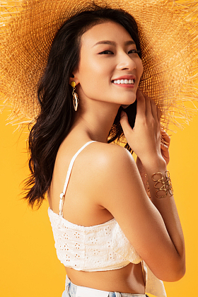 头戴遮阳帽的快乐女人肖像照片