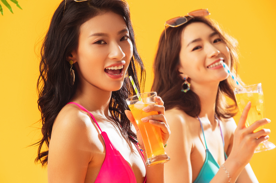 快乐闺蜜在沙滩上喝饮料 快乐闺蜜在沙滩上喝饮料