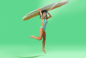 穿泳装的美女举着冲浪板图片