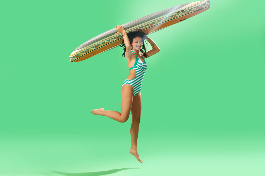穿泳装的美女举着冲浪板图片