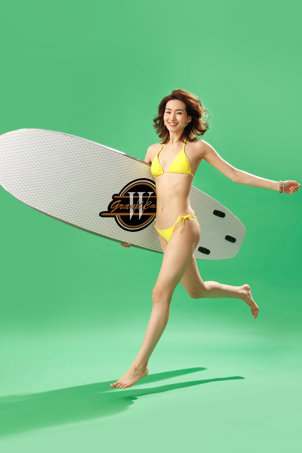 穿比基尼的美女抱着冲浪板图片 穿比基尼的美女抱着冲浪板图片