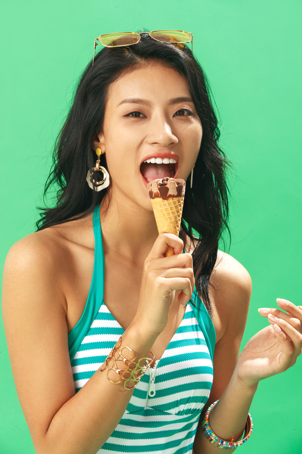 吃冰淇淋的泳装美女图片