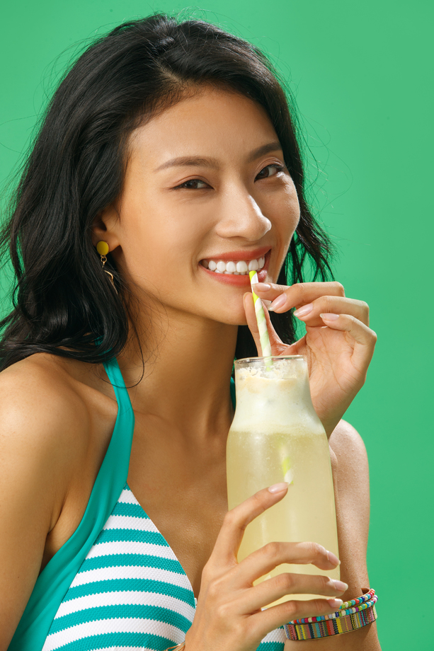 喝饮料的比基尼美女照片