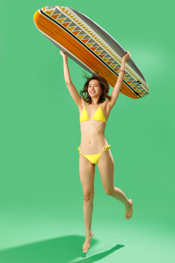 穿比基尼的美女举着冲浪板 穿比基尼的美女举着冲浪板