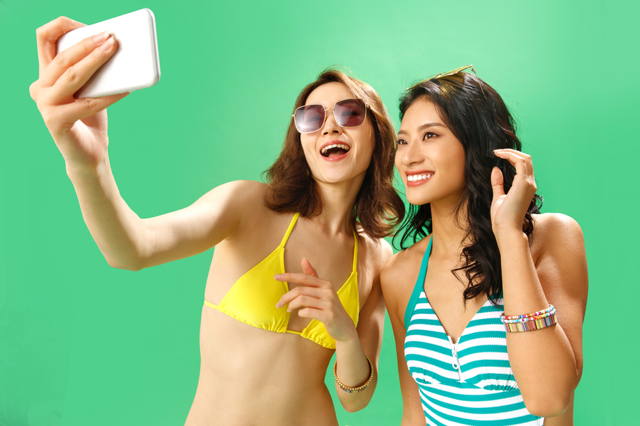 拿手机拍照的泳装闺蜜图片 拿手机拍照的泳装闺蜜图片