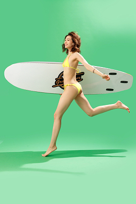 穿比基尼的美女抱着冲浪板照片