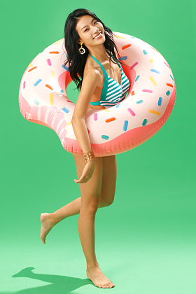 快乐的比基尼美女套着游泳圈图片