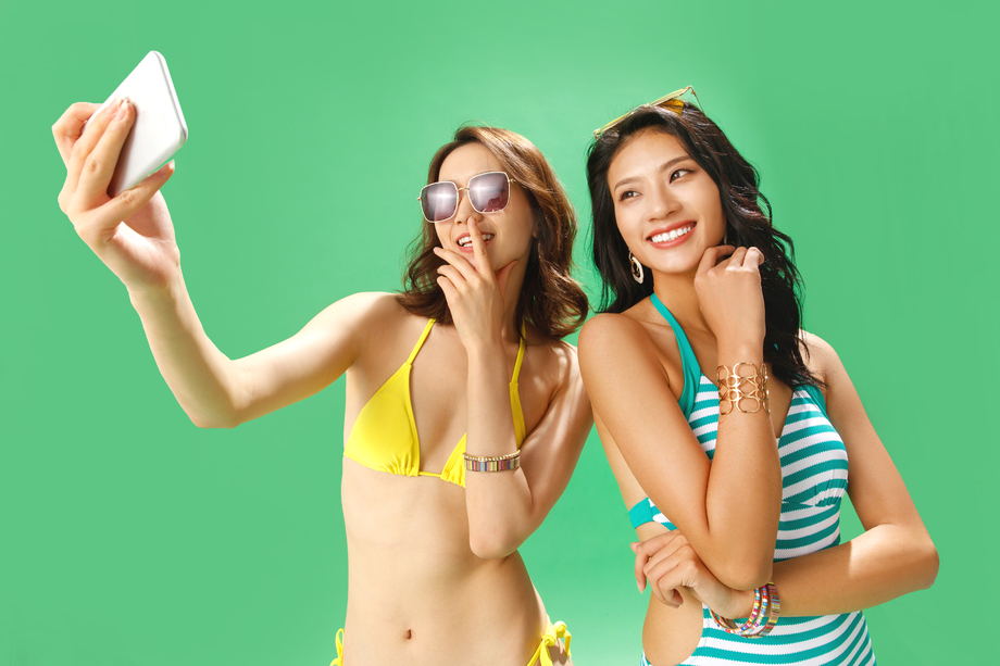 拿手机拍照的泳装闺蜜 拿手机拍照的泳装闺蜜